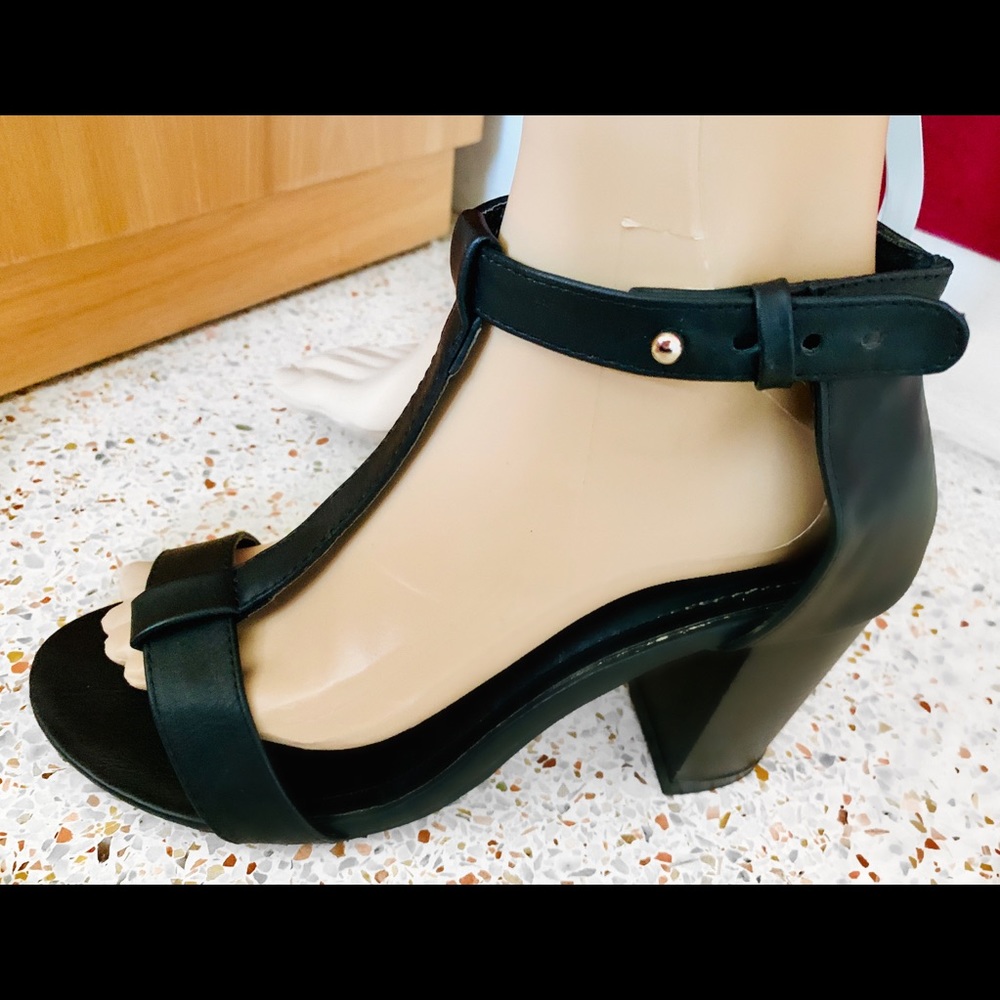 🛍5/$25 Like new. Black strappy sandals! - Picture 2 of 6